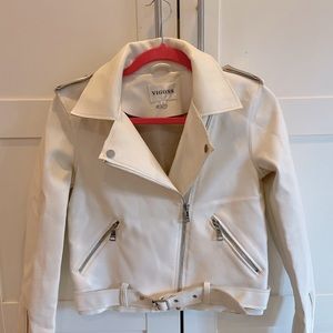 *ALL ITEMS IN MY CLOSET IS $25 OR LESS*